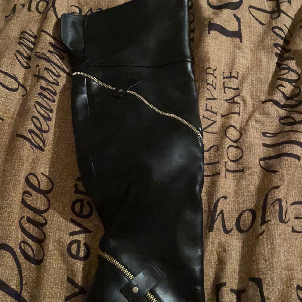 Boots - Picture 4 of 7